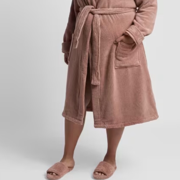 Robe - Picture 2 of 4